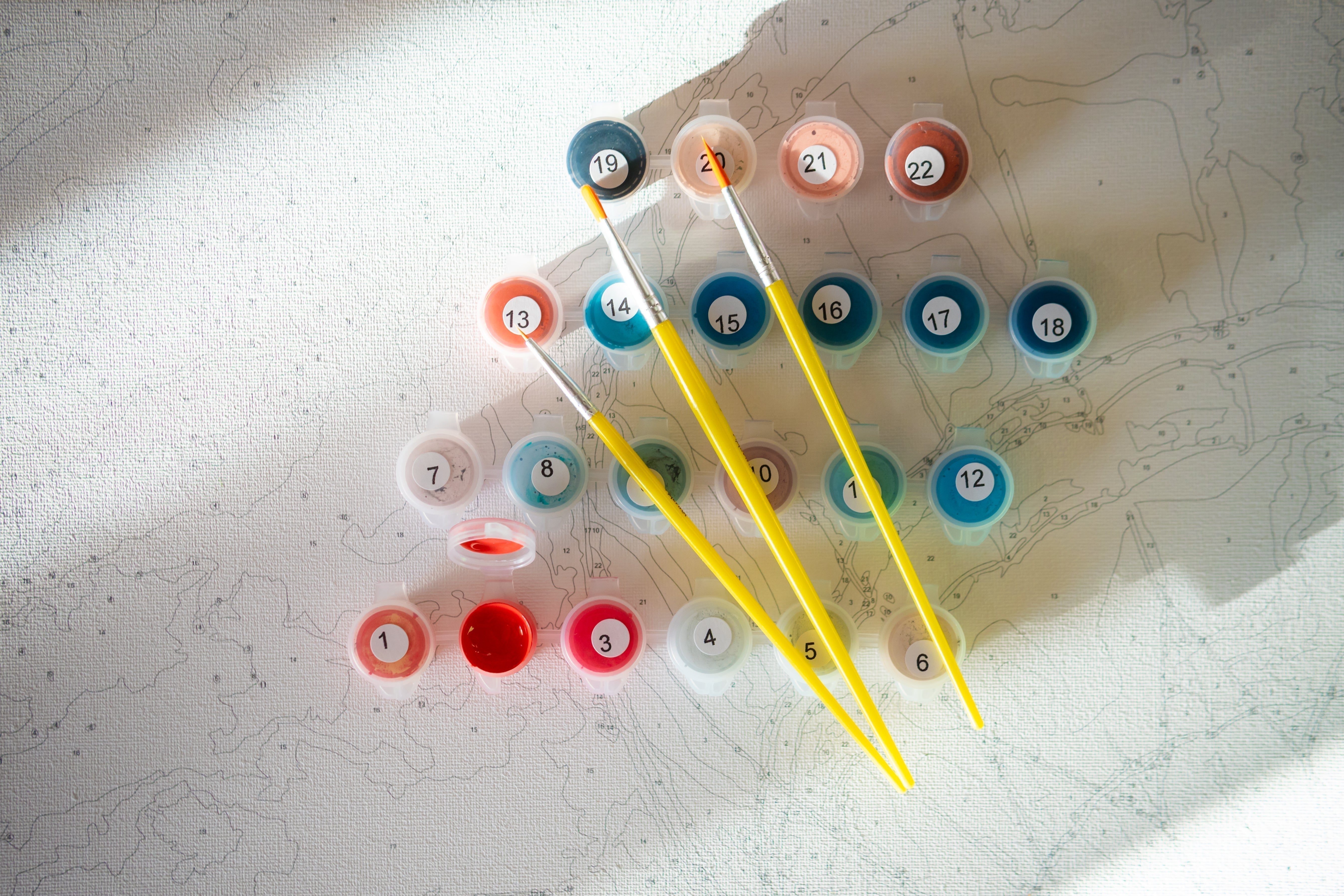 Kit peinture par numéros posé sur une table — toile numérotée, pots de peinture acrylique et pinceaux inclus dans le coffret Monalulu